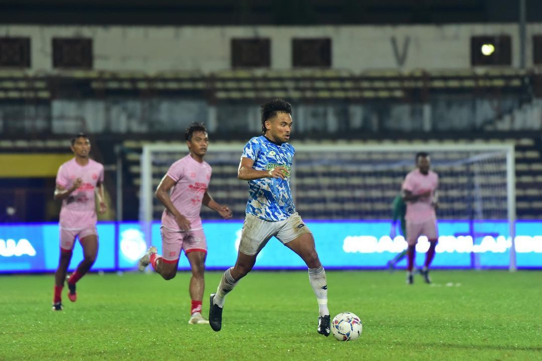 Aksi Saddil Ramdani (kedua dari kanan), saat membela Sabah FC melawan Kelantan FC pada ajang SMJ Cup 2022 di Stadion Likas, Kinabalu, Malaysia, Minggu (13/2/2022).
