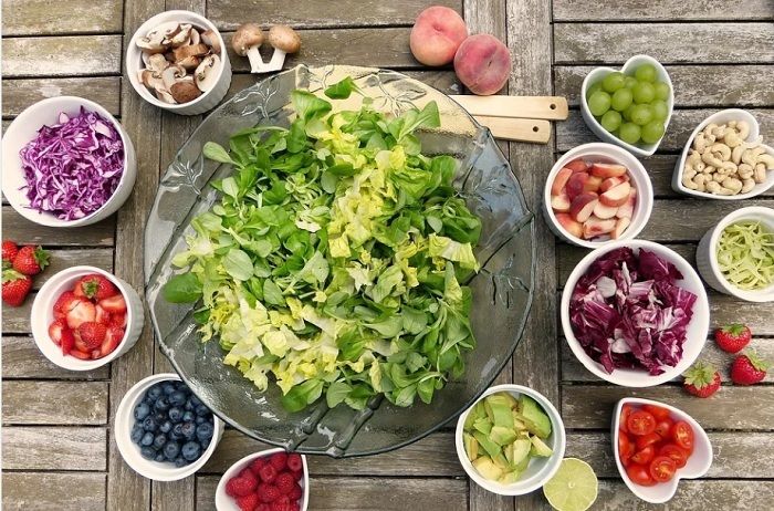 Ilustrasi menu makanan sehat yang meliputi sayur-sayuran dan buah-buahan, bisa membantu kesehatan organ hati dan empedu.