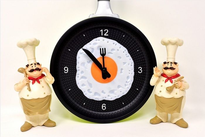 Ilustrasi jam diet, melibatkan waktu puasa dan makan dengan jadwal yang teratur.