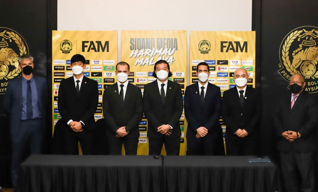 Kim Pan-gon (tengah) diperkenalkan sebagai pelatih baru timnas Malaysia pada Kamis (17/2/2022).