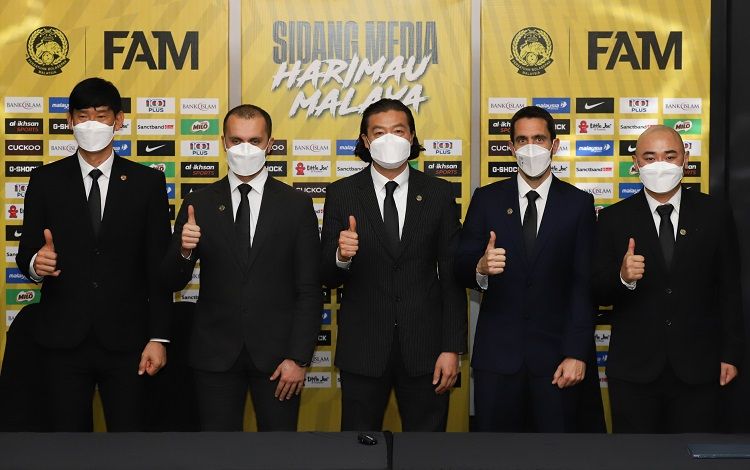 Pelatih baru timnas Malaysia, Kim Pan-gon (tengah), beserta empat asisten pelatihnya.