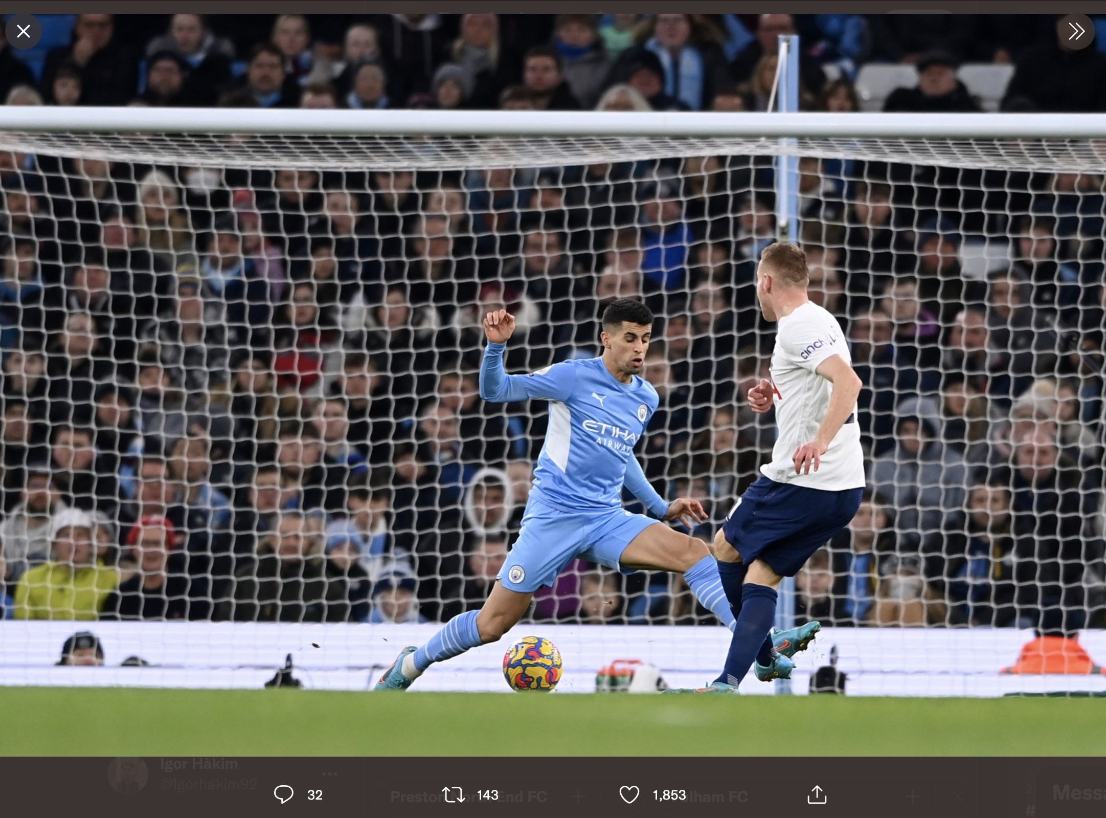 Pemain Tottenham Hotspur, Dejan Kulusevski, mencetak gol ke gawang Manchester City (19/2/2022)/