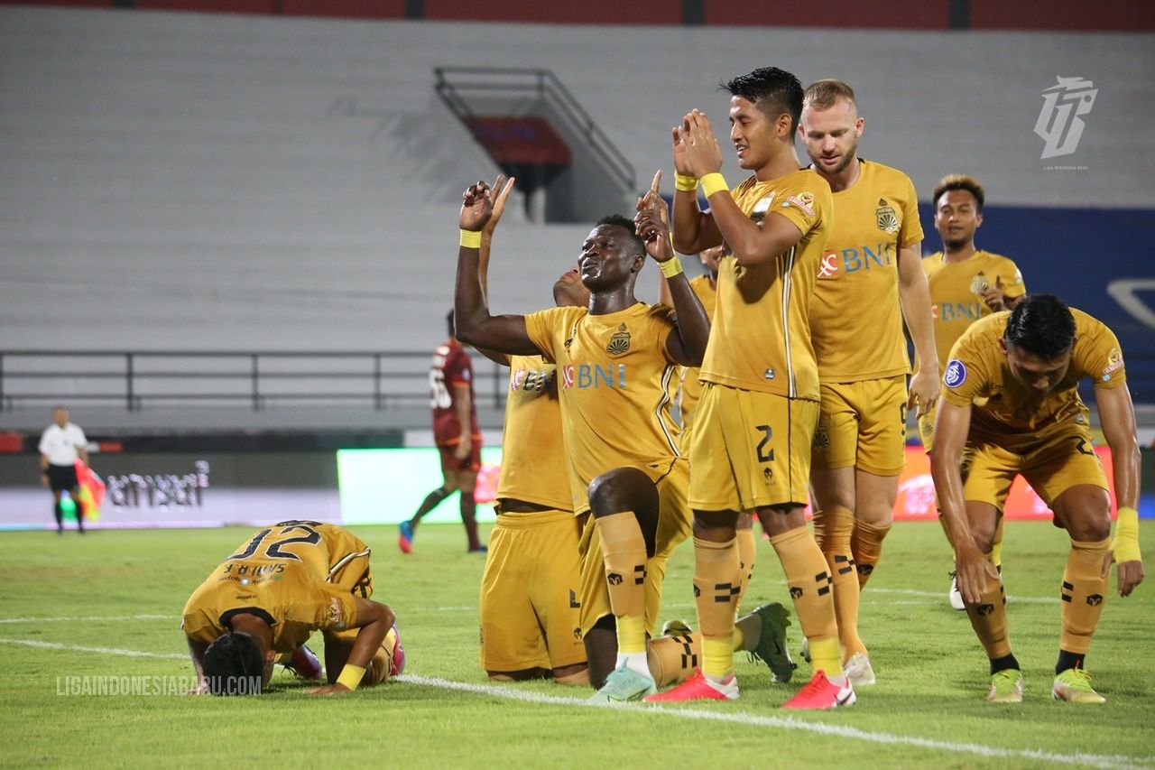 Selebrasi para pemain Bhayangkara FC dalam merayakan gol serta kemenangan mereka dalam laga Liga 1 2021-2022.