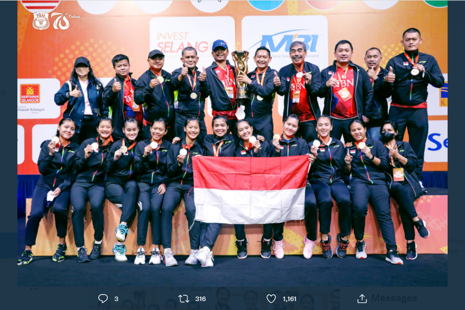 Tim bulu tangkis putri Indonesia di podium juara BATC 2022.