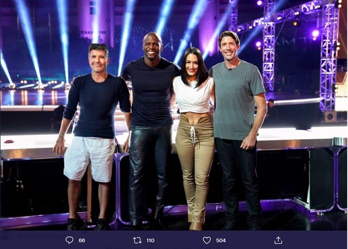 (ki-ka) Simon Cowell, Terry Crews, Nikki Bella, dan Travis Pastrana berfoto bersama saat syuting edisi perdana America's Got Talent: Extreme 2022.