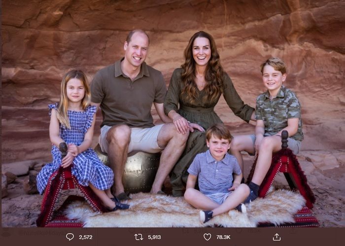  Duke dan Duchess of Wales, Pangeran William dan Kate Middleton beserta tiga anak mereka: Pangeran George (kanan), Putri Charlotte dan Pangeran Louis (duduk depan) untuk kartu Selamat Natal.