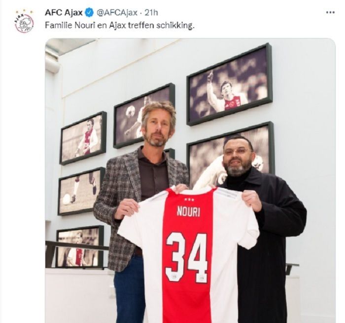 CEO Ajax Edwin van der Sar menyerahkan jersey Ajax No.34 kepada keluarga Abdelhak Nouri, yang diwakili ayahnya Mohammed Nouri pada hari Senin.