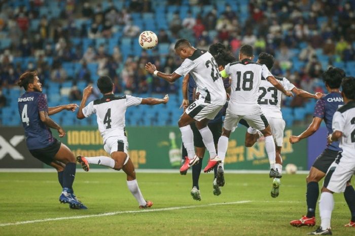 Aksi pemain Timor Leste (kaus putih) dalam laga lawan tuan rumah Kamboja dalam partai penyisihan Piala AFF U-23 2022.