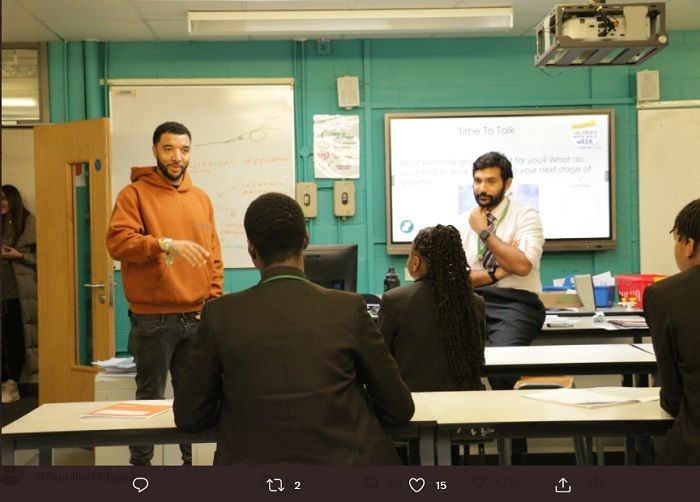 Troy Deeney terlibat diskusi secara langsung dengan para siswa Harris City Academy Crystal Palace di kelas mereka.