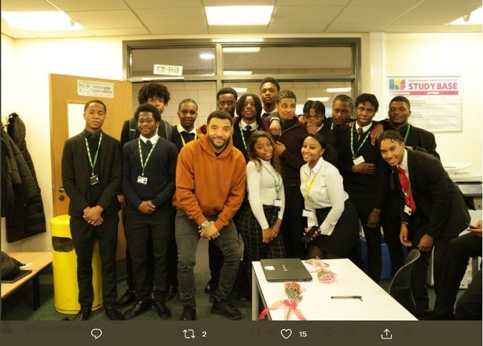 Troy Deeney berfoto bersama para siswa  Harris City Academy Crystal Palace setelah sesi diskusi tentang keragaman budaya.