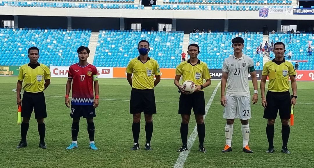 Wasit asal Indonesia, Yudi Nurcahya (tiga dari kanan) memimpin laga semifinal Piala AFF U-23 2022 antara Laos vs Thailand, Kamis (24/2/2022).