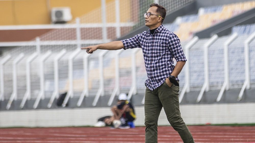 Pelatih Persikota, Sahala Saragih memberikan instruksi saat lawan Belitong FC dalam laga pamungkas babak 32 besar Liga 3 2021-2022 di Stadion Benteng Reborn, Kota Tangerang, 23 Februari 2022. Sahala Saragih melatih Perserang di Liga 2 2022.