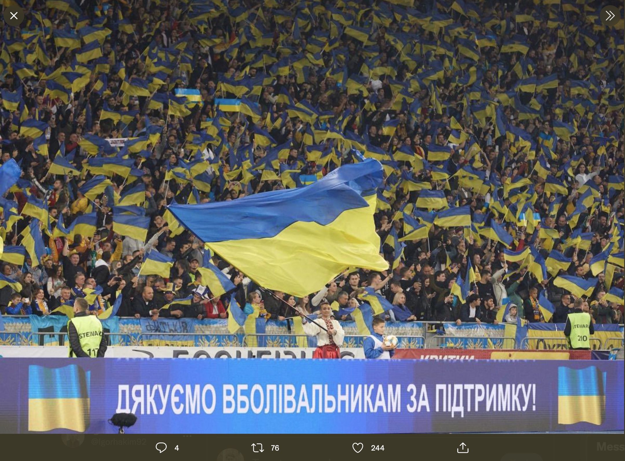 Para pendukung Timnas Ukraina saat menyaksikan timnya di Stadion NSC Olimpiyskiy.