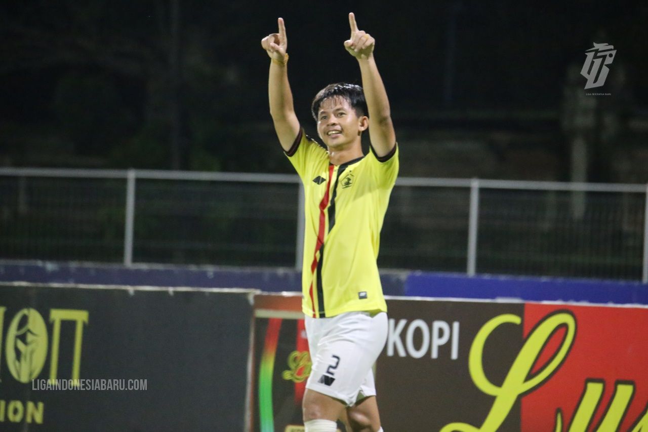 Selebrasi Risna Prahalabenta setelah berhasil membobol gawang Arema FC dan membawa Persik Kediri menang.