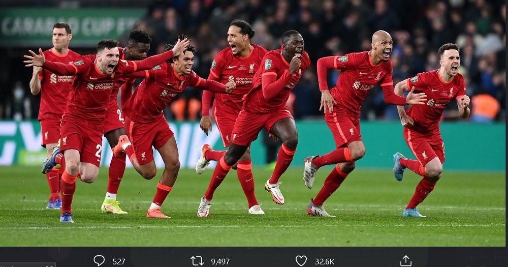 Pemain Liverpool, berlari ke arah rekan mereka, kiper Caoimhin Kelleher, setelah menang adu penalti di final Piala Liga Inggris, Senin (28/2/2022) dini hari WIB.