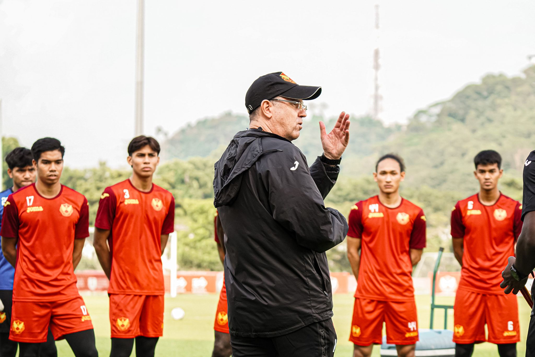 Pelatih asal Jerman, Michael Feichtenbeiner memberikan pengarahan ke pemain Selangor FC dalam persiapan menuju pekan pertama Liga Super Malaysia 2022, 27 Februari 2022.