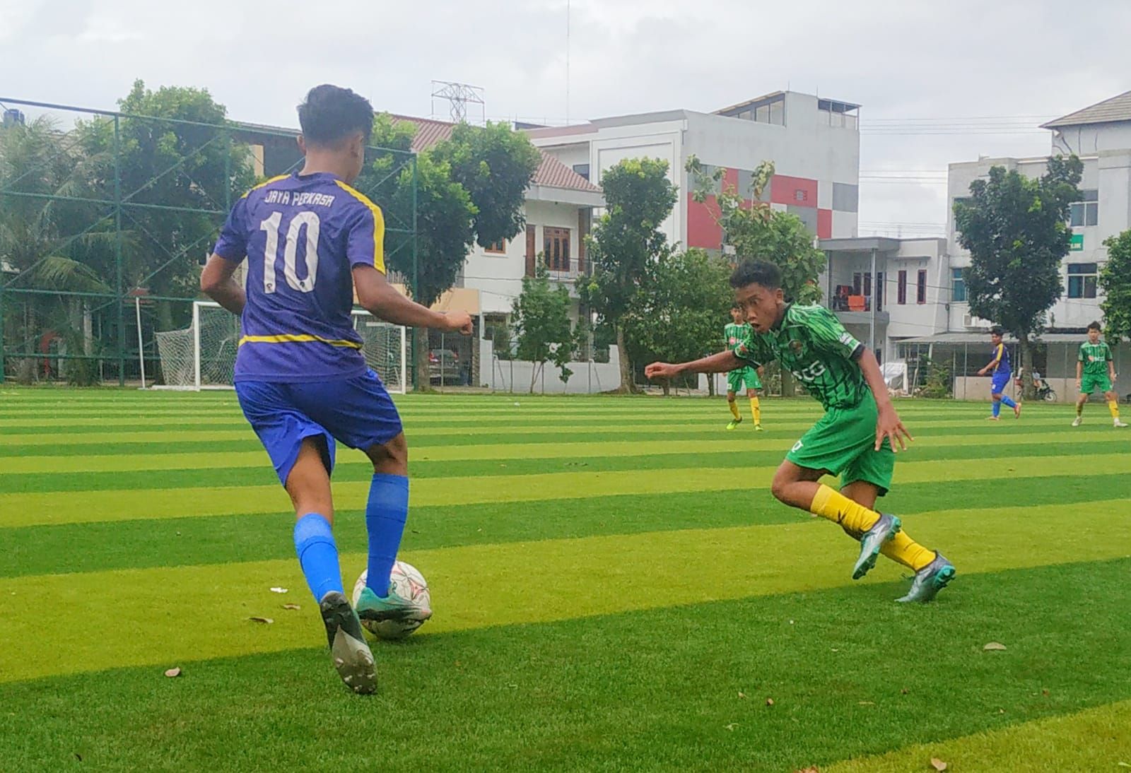 Aksi gelandang ASAD 313 JP, Aliep Munajat saat ingin melewati pemain Sukabumi Pro pada laga babak 16 besar Liga TopSkor U-15.