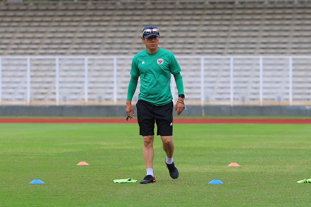 Pelatih Shin Tae-yong saat memimpin latihan timnas U-19 Indonesia di Stadion Madya, Jakarta Pusat pada 2 Maret 2022.  