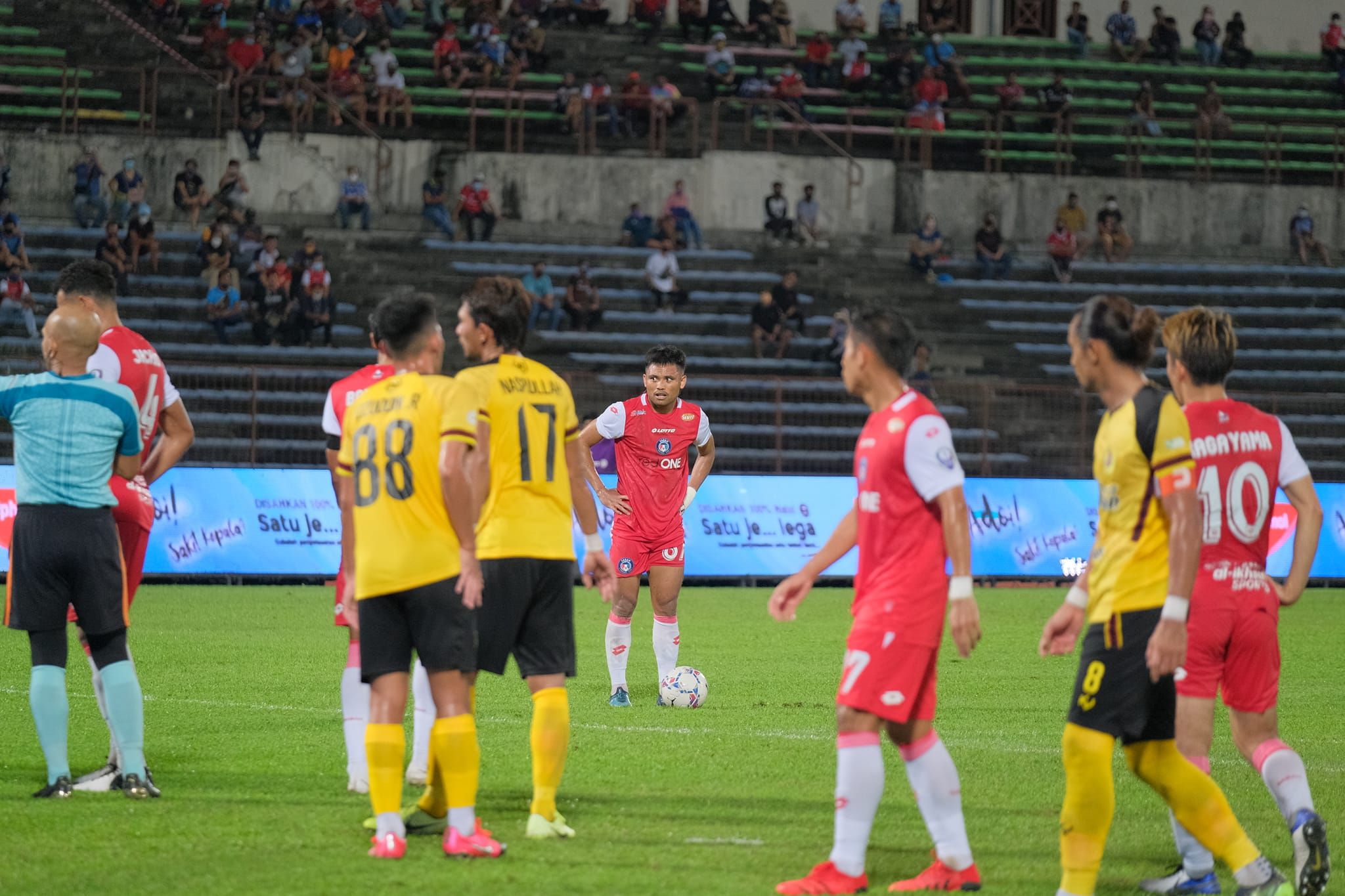 Saddil Ramdani (tengah) bersiap akan melakukan sepakan bebas untuk Sabah FC ke arah gawang Negeri Sembilan FC dalam laga pekan pertama Liga Super  Malaysia 2022, 4 Maret 2022.