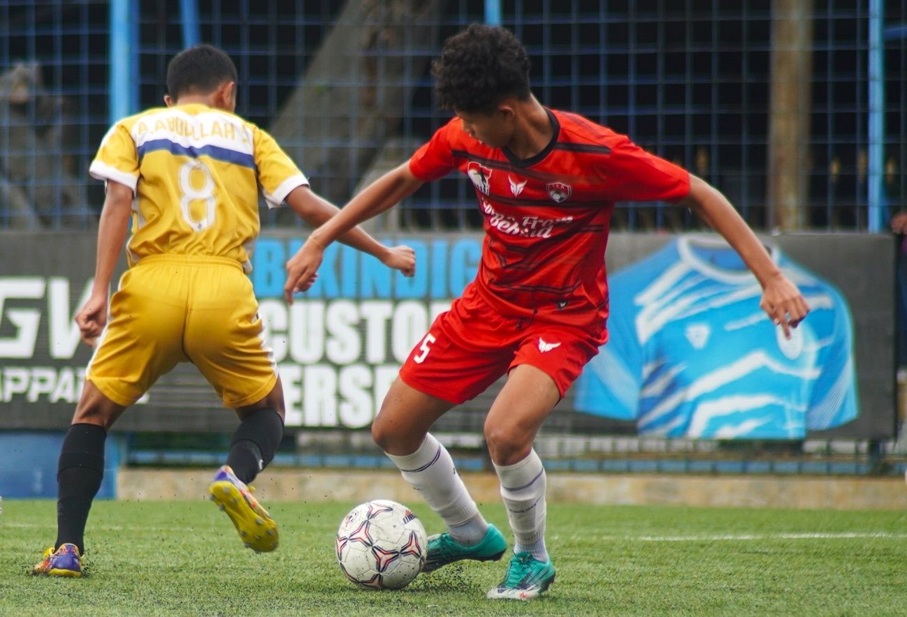 Pemain Diklat ISA sedang mencoba melewati lawan di laga semifinal Liga TopSkor U-16 musim 2021-2022. 