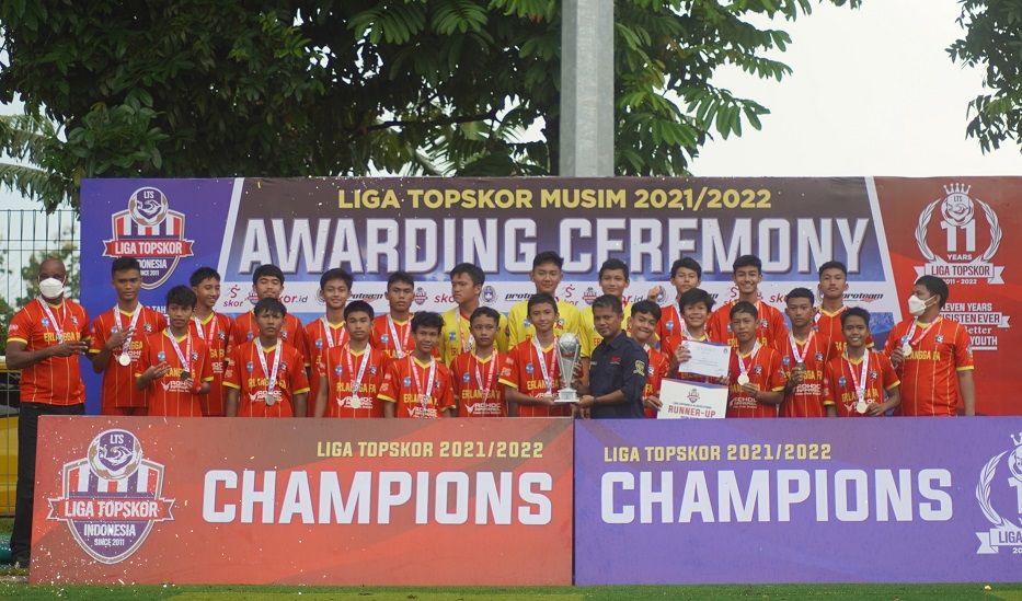 Erlangga FA menerima trofi runner up Liga TopSkor U-14 2021-2022 Divisi Utama