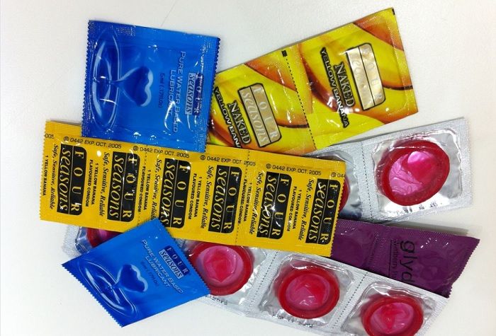 Ilustrasi beragam merek dan ukuran kondom.