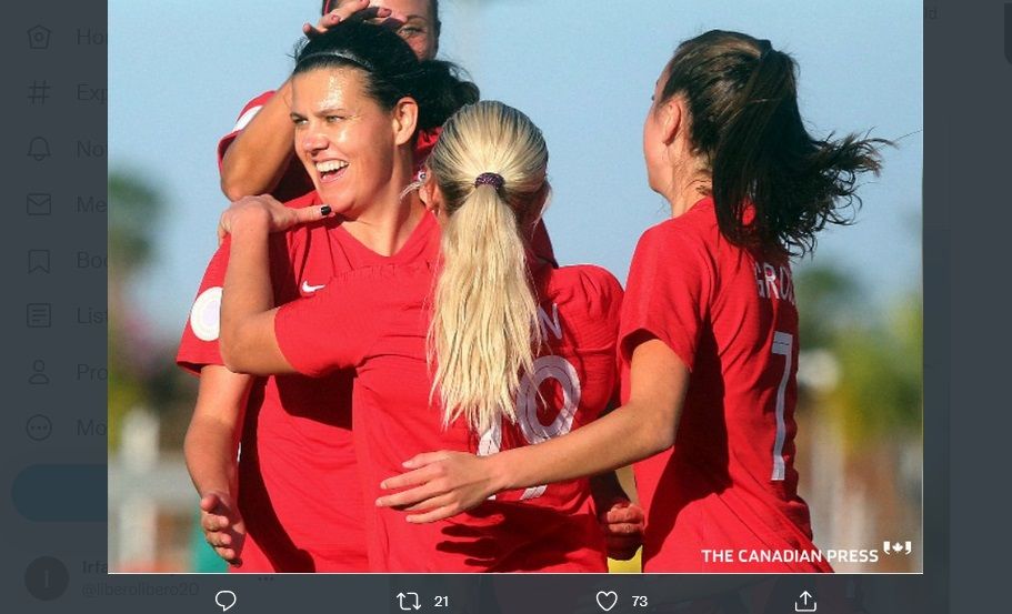 Christine Sinclair saat merayakan gol dengan rekan timnas Kanada.