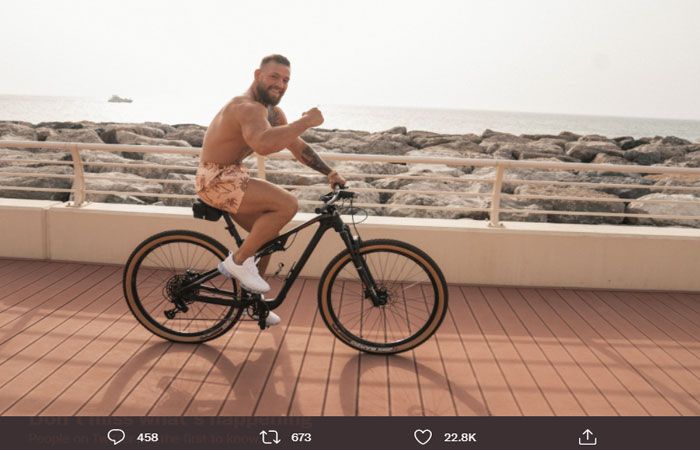 Conor McGregor memamerkan otot bisep yang menonjol di akun Twitter.