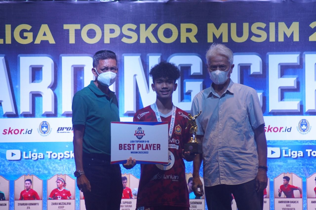 Eros Dermawan (tengah) dinobatkan sebagai pemain terbaik Liga TopSkor U-16 musim 2021-2022.