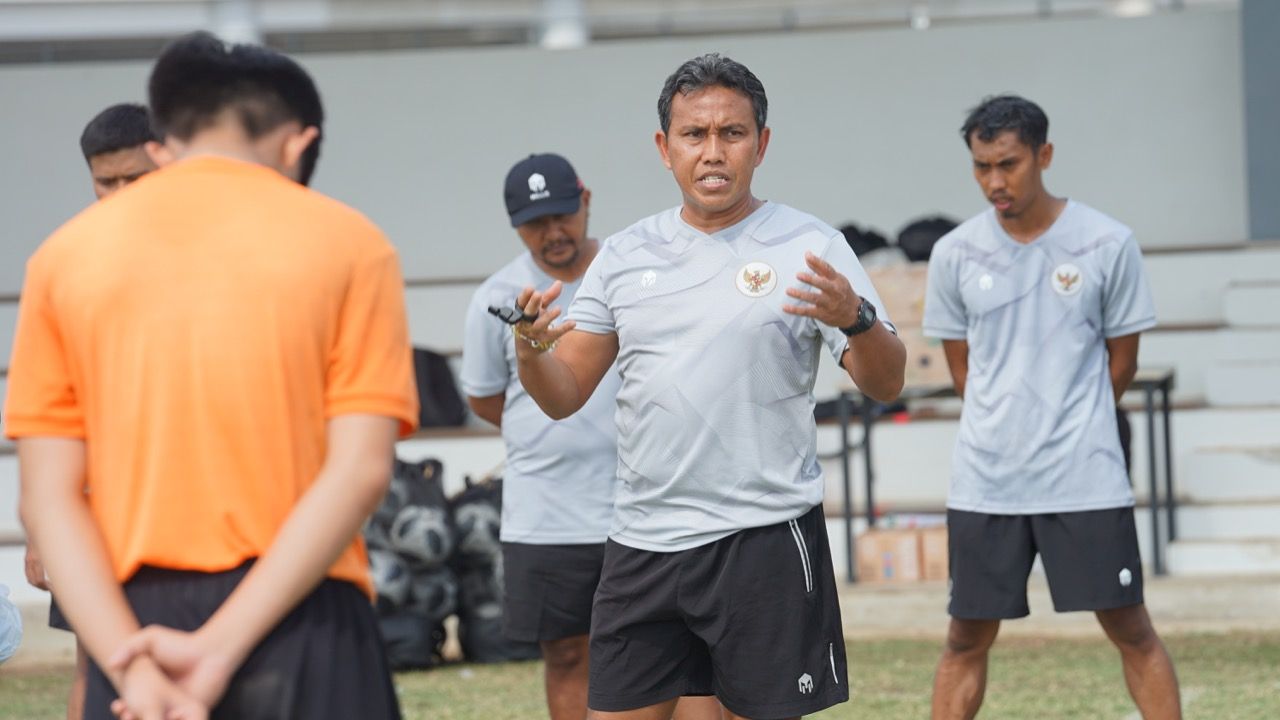 Pelatih timnas U-16 Indonesia, Bima Sakti, saat memimpin TC pada April 2022.