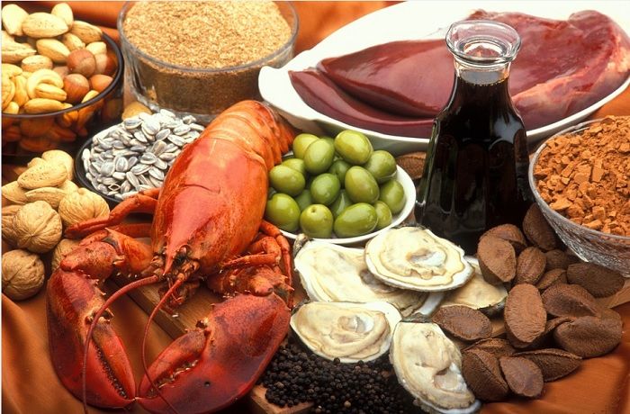 Ilustrasi sumber makanan yang mengandung zat besi, di antara hati sapi, seafood, dan kacang-kacangan. 