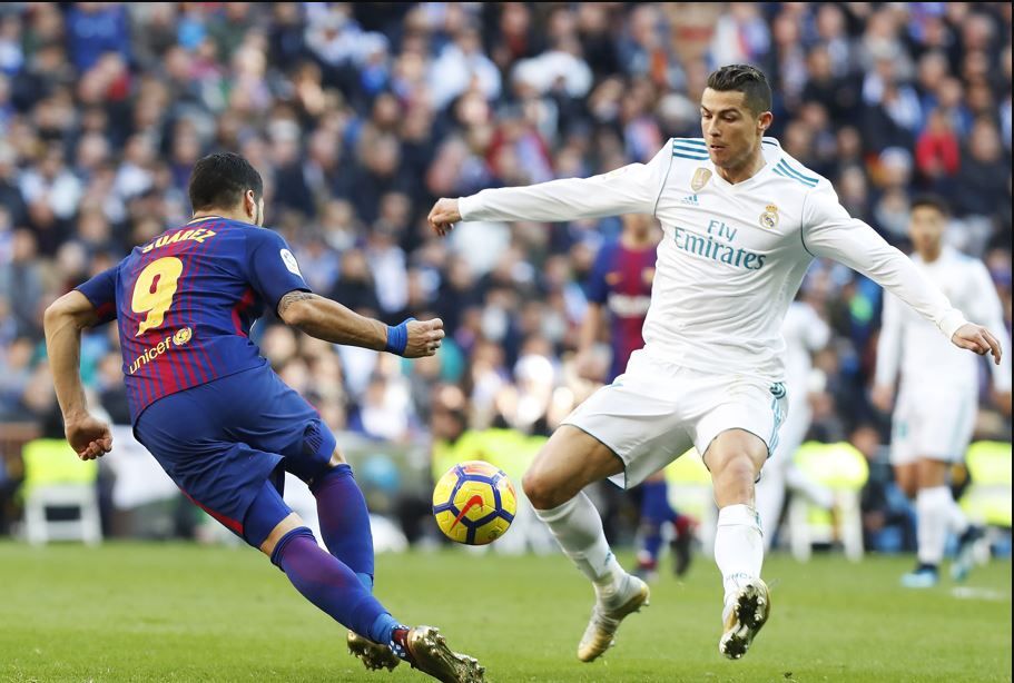 Aksi Luis Suarez (kiri) dan Cristiano Ronaldo, pada laga el clasico antara Real Madrid vs Barcelona.