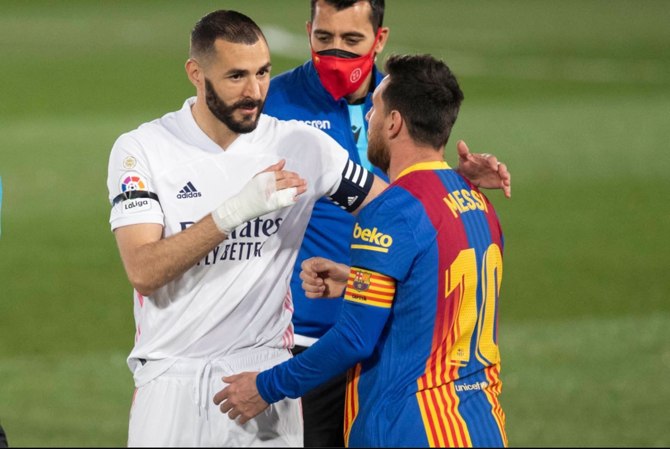 Karim Benzema dan Lionel Messi, pada laga Real Madrid vs Barcelona di el clasico.