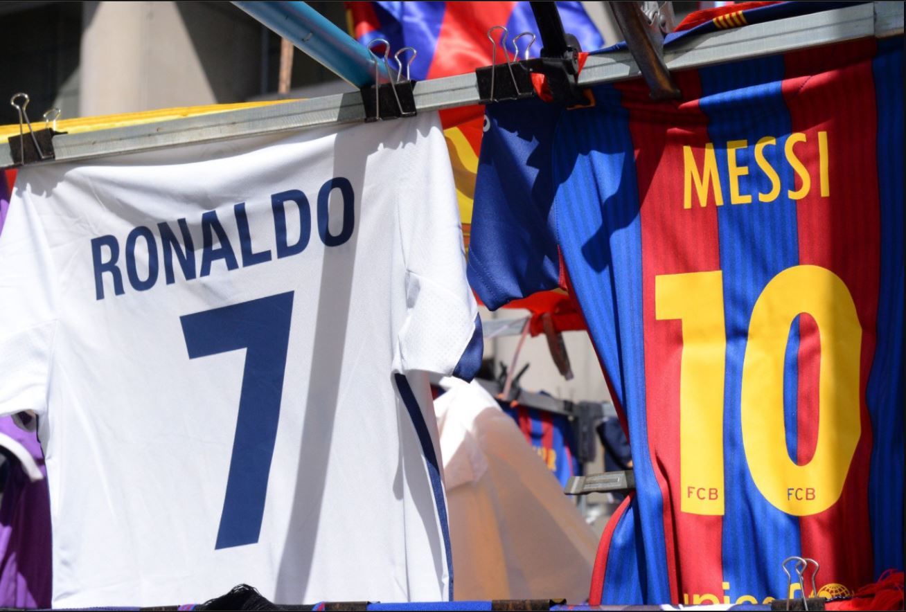 Jersey Cristiano Ronaldo dan Lionel Messi saat masih memperkuat Real Madrid dan Barcelona dan berhadapan di el clasico.