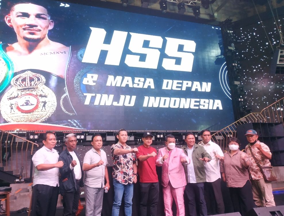Pengacara Hotman Paris Hutapea (jas pink) dalam kegiatan Diskusi Keselamatan Tinju dan Masa Depan Tinju Indonesia yang diadakan di Holywings Gatsu Club V, Jakarta, Kamis (17/3/2022).