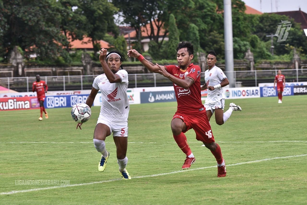 Bek PSM Makassar, Erwin Gutawa (kiri) berebut bola dengan winger Persija, Osvaldo Haay dalam laga pekan ke-33 Liga 1 2021-2022, 21 Maret 2022.