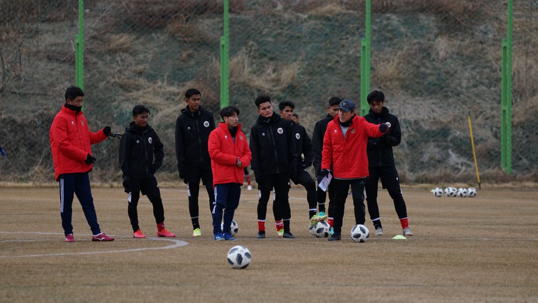 Pelatih timnas U-19 Indonesia, Shin Tae-yong memberikan arahan ke pemain asuhannya dalam latihan di Korea Selatan.