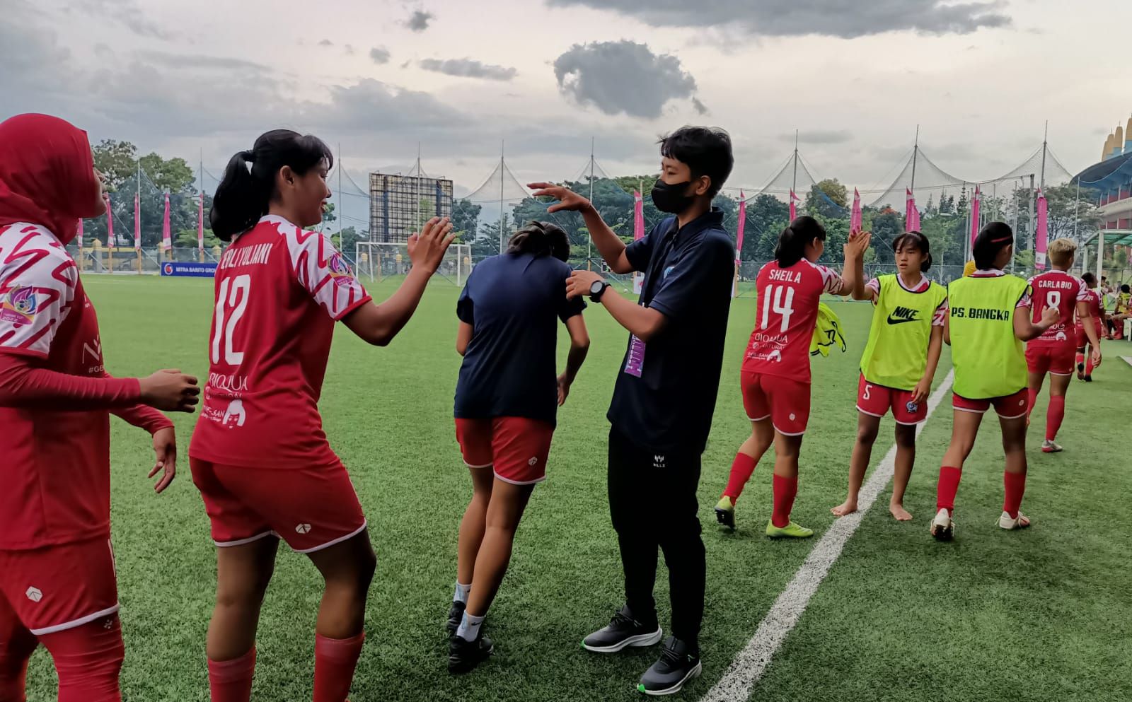 Vivi Oktavia Risky (kaus hitam), pemain Persib Putri saat menjuarai Liga 1 Putri 2019, yang menangani tim Bangka Belitung di Piala Pertiwi 2021-2022 putaran nasional.