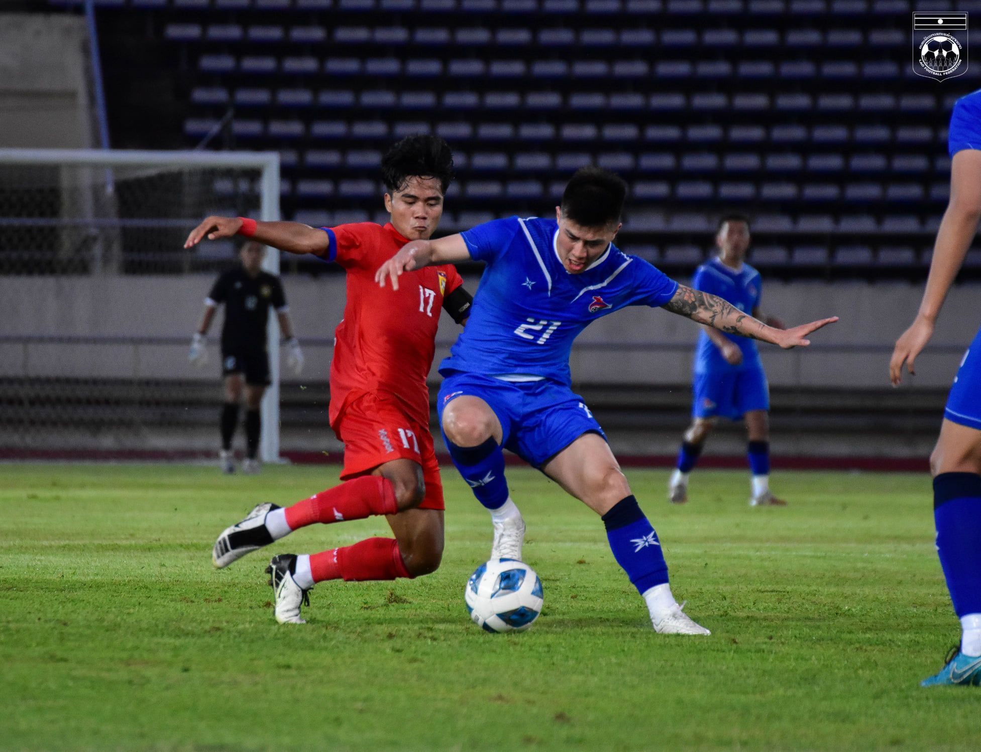 Gelandang Laos, Bounphachan Bounkong (merah) berusaha merebut bola dari pilar Mongolia, Temuujin Altansukh dalam pertandingan FIFA Matchday di Vientiane pada 23 Maret 2022.