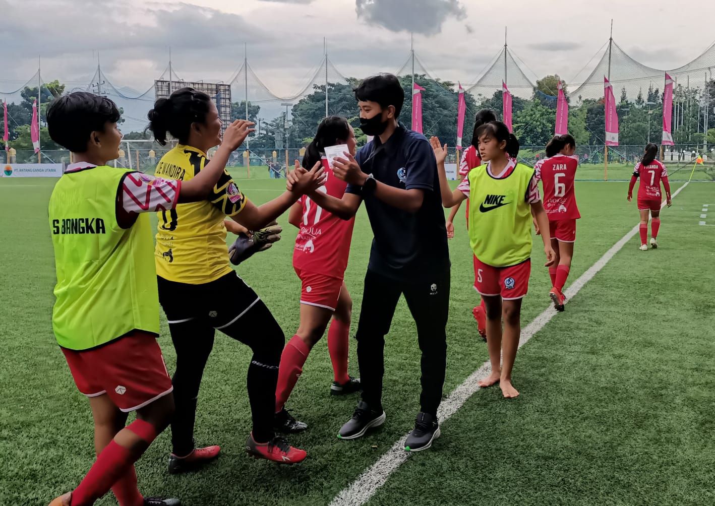 Vivi Oktavia Risky (kaus hitam), pemain Persib Putri saat menjuarai Liga 1 Putri 2019, yang menangani tim Bangka Belitung di Piala Pertiwi 2021-2022 putaran nasional.