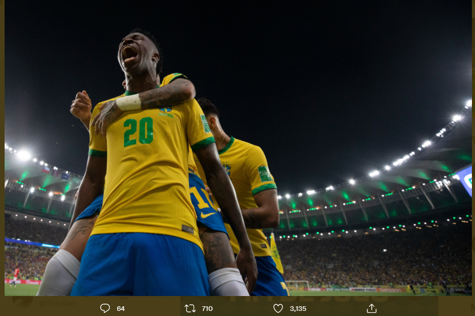 Penyerang Brasil, Vinicius Junior merayakan golnya ke gawang Cile, Jumat (25/3/2022).)