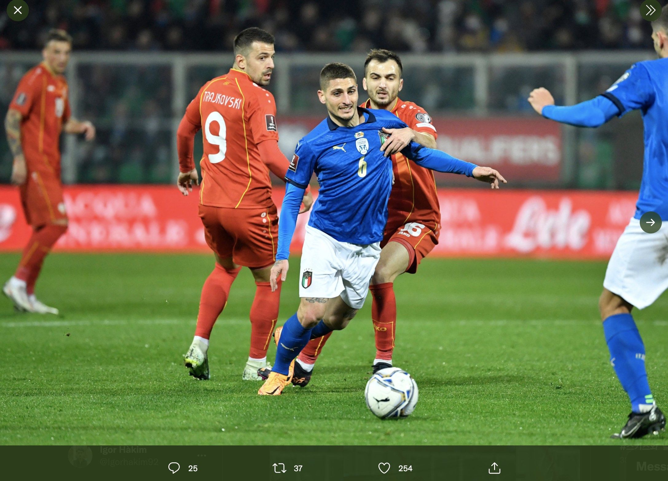 Gelandang Italia, Marco Verratti, saat dalam penjagaan pemain Makedonia Utara di laga play-off Piala Dunia 2022 di Stadio Renzo Barbera (24/3/2022).