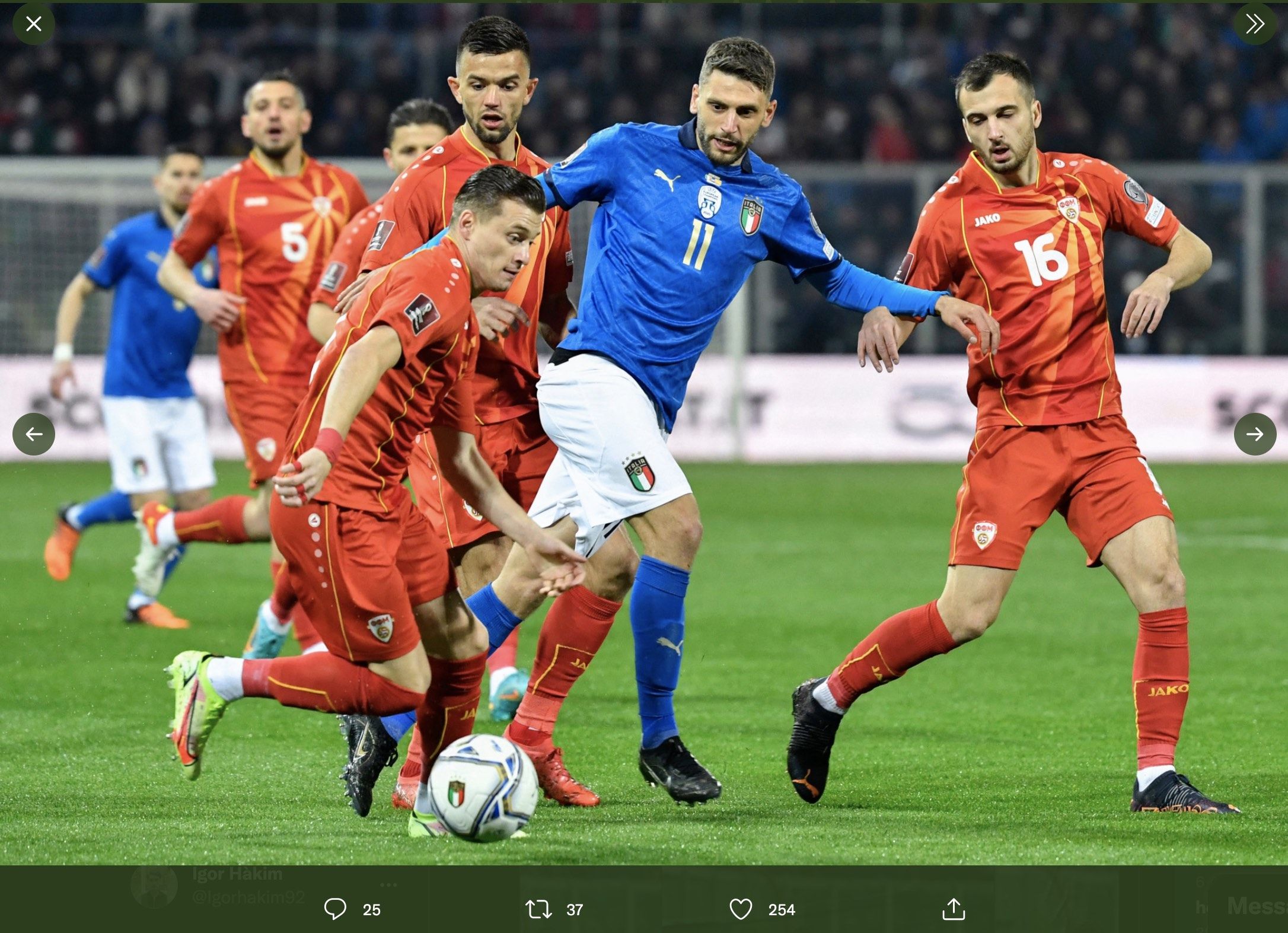 Penyerang Italia, Domenico Berardi, saat dikepung para pemain Makedonia Utara dalam laga play-off Piala Dunia 2022 di Stadio Renzo Barbera (24/3/2022).