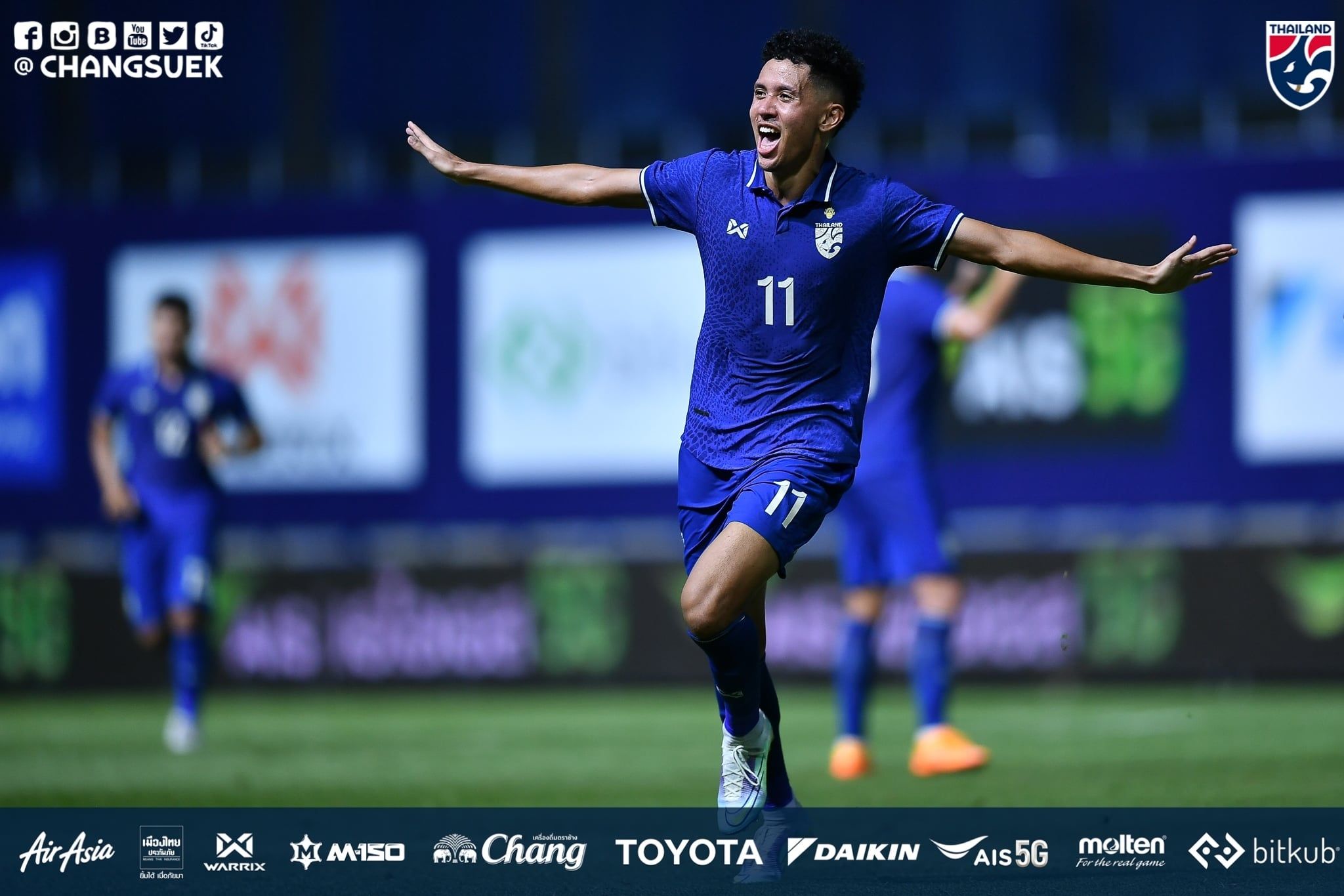 Selebrasi Bordin Phala seusai membuat gol untuk Thailand ke gawang Surimane dalam laga uji coba internasional, 27 Maret 2022.