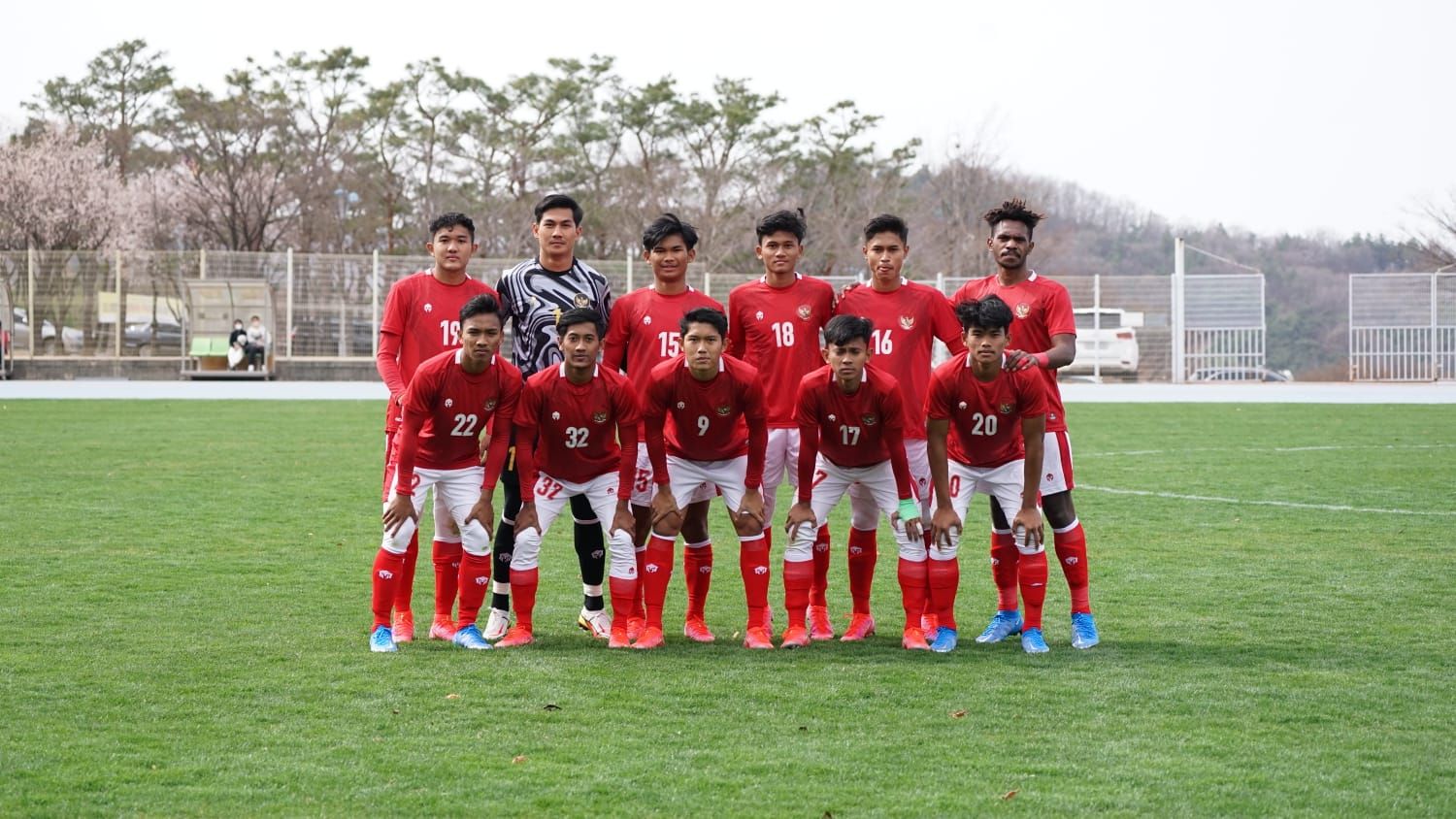 Para pemain timnas U-19 Indonesia di laga uji coba melawan Daegu University di DGB Daegu Bank Park Stadium, Minggu (27/3/2022).