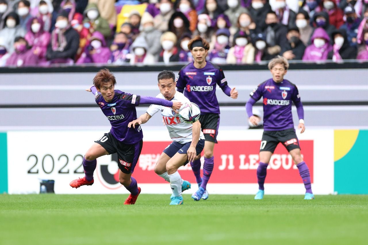 Aksi Yuto Nagatomo (tengah) bersama F.C.Tokyo di Meiji Yasuda J1 League.