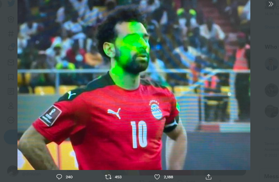 Bintang Mesir, Mohamed Salah diganggu sinar laser di wajahnya saat akan mengeksekusi tendangan penalti melawan Senegal, Rabu (30/3/2022). 