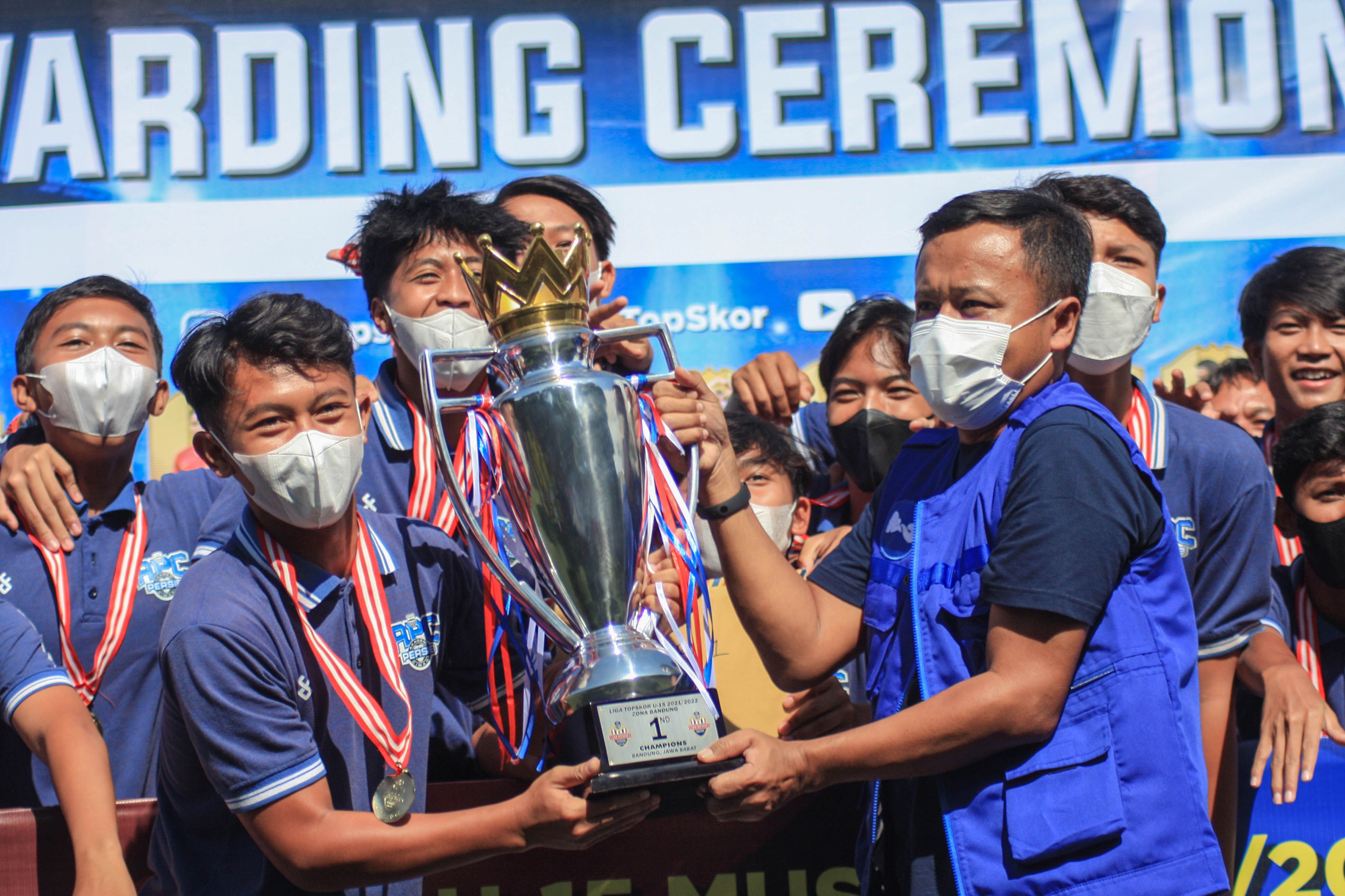 Akademi Persib Cimahi (APC) menerima trofi juara Liga TopSkor U-14 Bandung 2021-2022