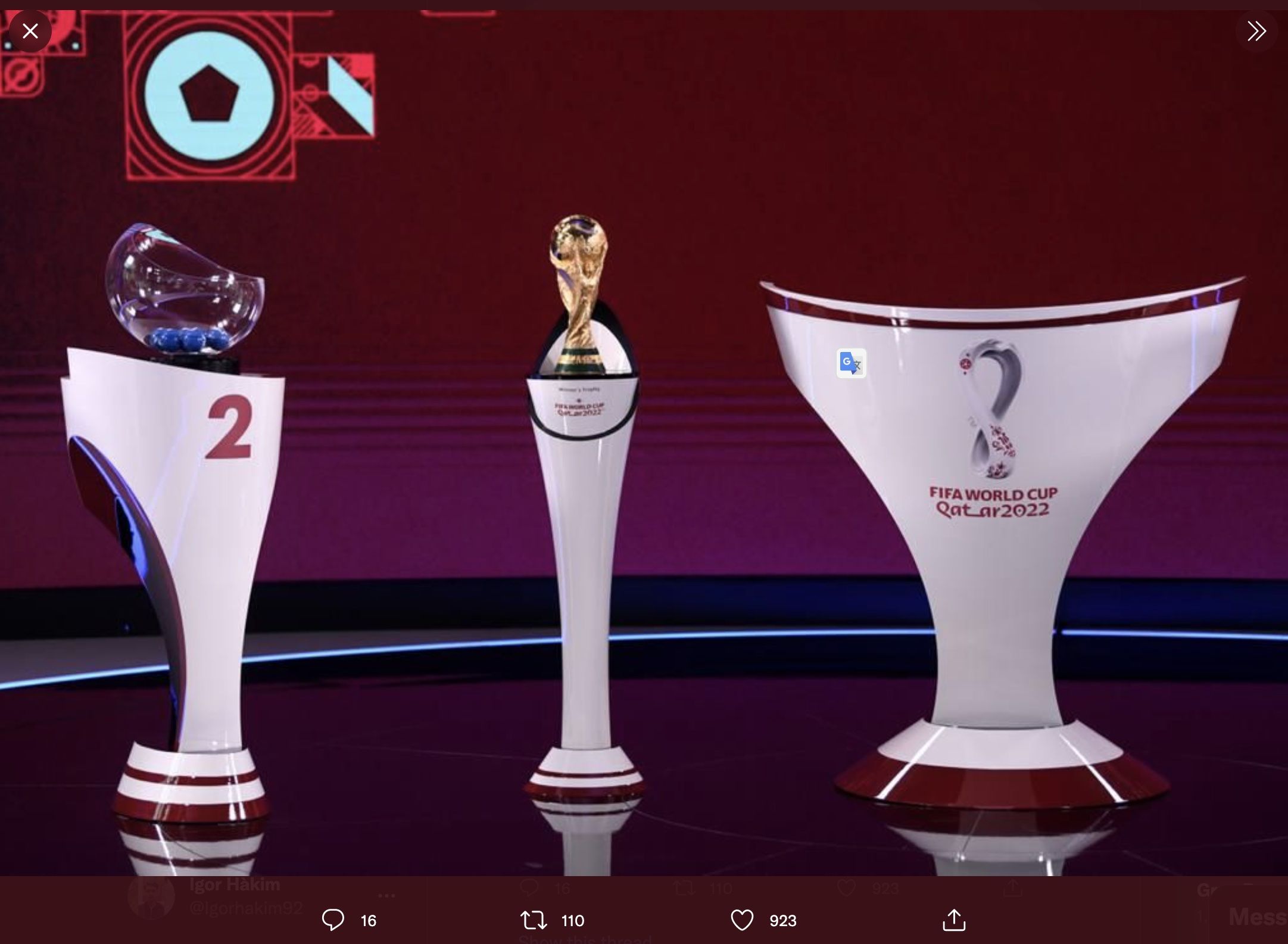 Trofi Piala Dunia (tengah) dalam acara undian fase grup di Doha, Qatar (1/4/2022).