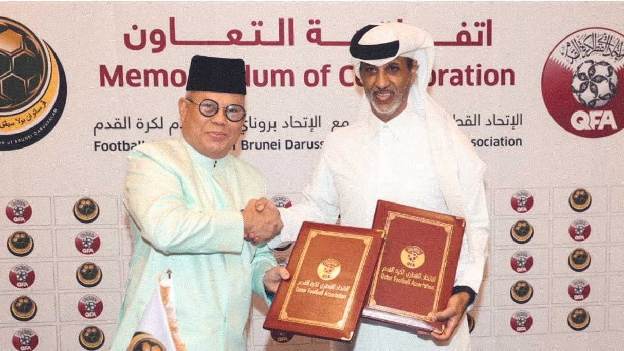 Presiden QFA, Sheikh Hamad bin Khalifa Bin Ahmed Al Thani, dan Presiden FABD Pengiran Matusin Matasan (kanan).